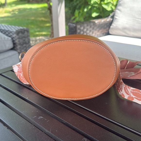 Stella and Dot woven bucket bag with guitar strap - Picture 6 of 7